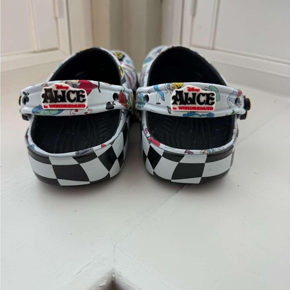 CROCS Limited Edition Alice in Wonderland - Picture 5 of 6